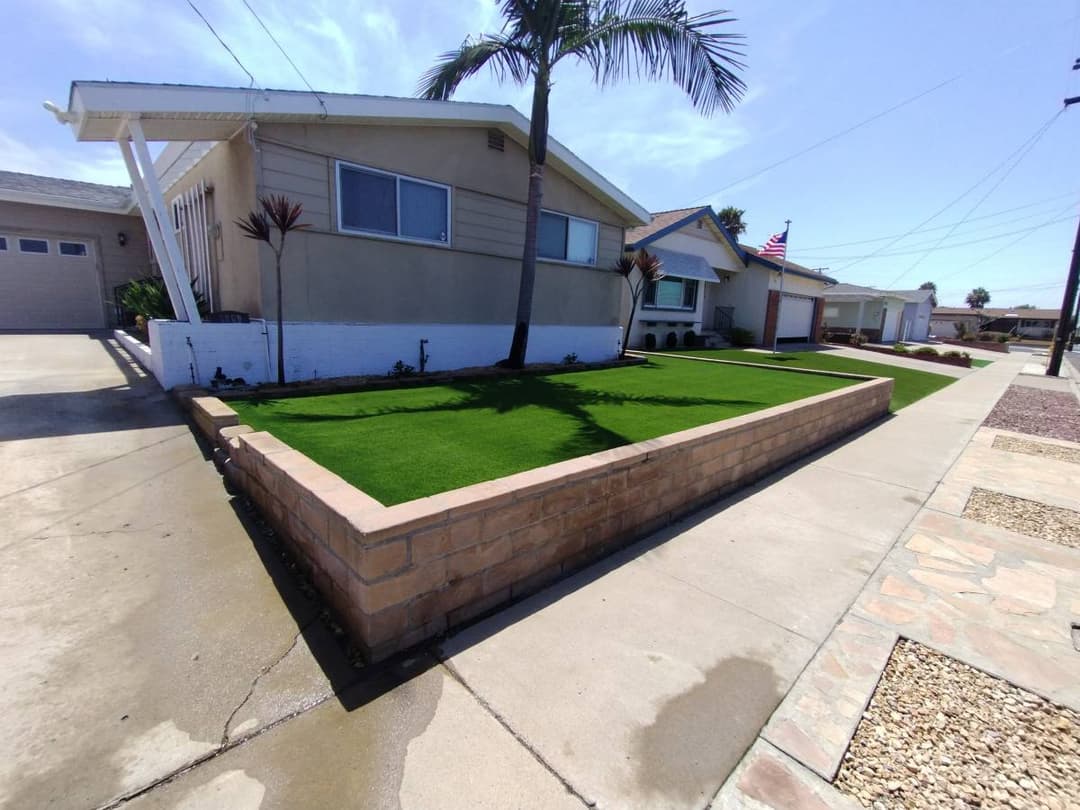 picture of a newly remodeled front yard with newly installed turf 